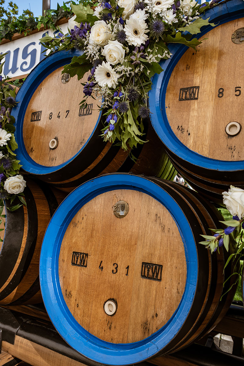 Mit Blumen geschmückte Augustiner-Holzfässer beim Einzug der Wiesnwirte